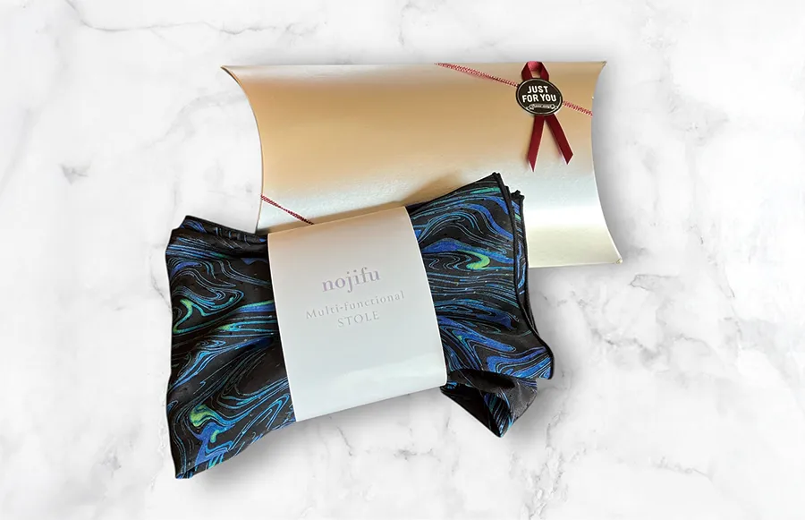 大切な方への贈り物としてもおすすめの一枚です。